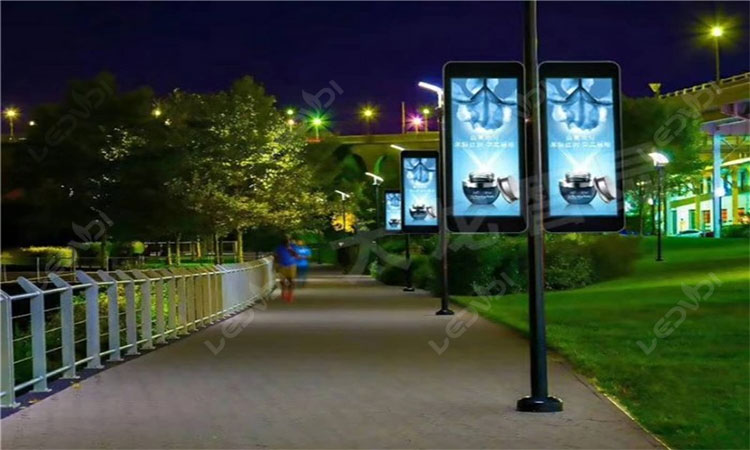 Urban Wisdom Communication-light pole led display